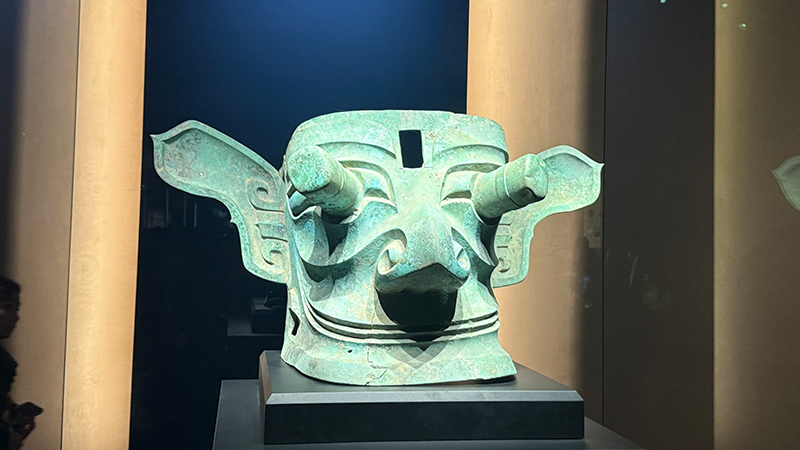 A huge bronze mask in Sanxingdui Museum