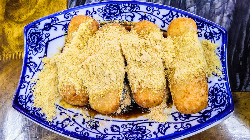 Rice cake with brown sugar sauce