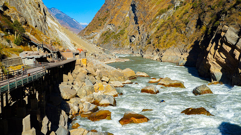 The green water in Tiger Leaping Gorge